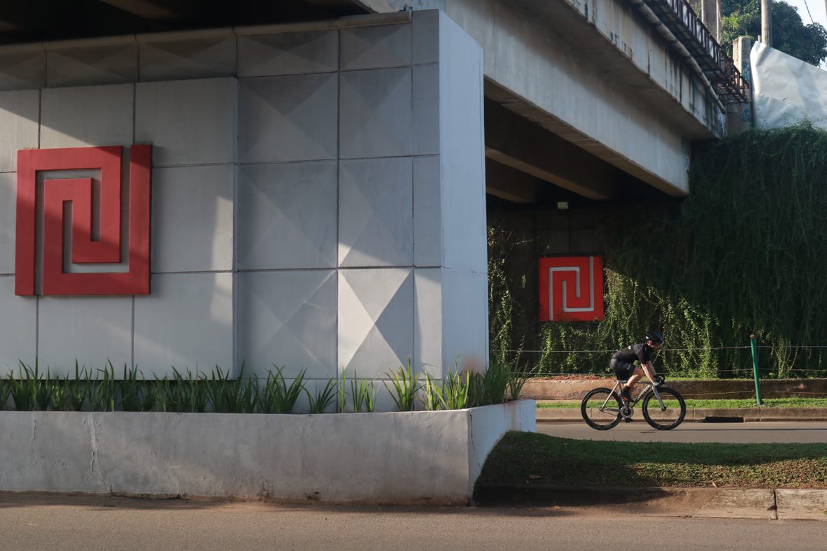 Foto Banner CSR Gambar Orang Bersepeda Di Bintaro Jaya